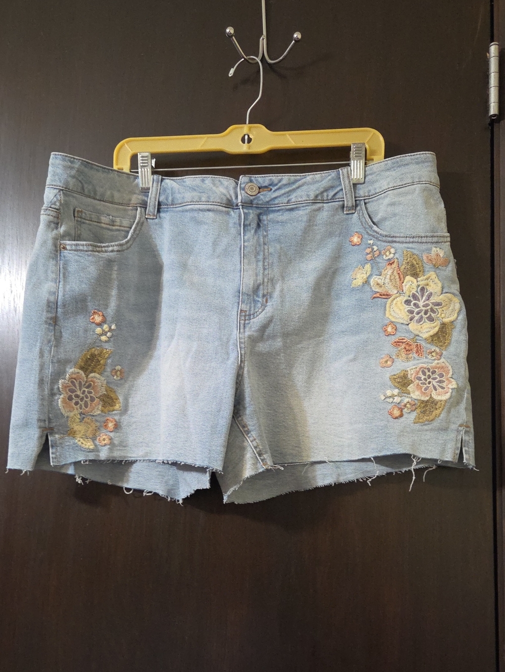 Stit isch Star ladies Shorts Embroidered floral Light Blue Jean Shorts size 16